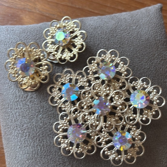Vintage Aurora Borealis Rhinestone Filligree Brooch and clip Earrings 1950’s set - Picture 1 of 5
